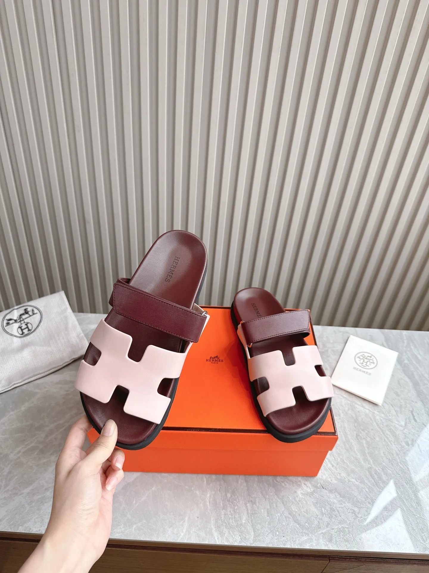 p480🐮🐮Couple model (top version) H family 2024 spring and summer new style HERMES Hermes' recently popular couple model pig nose angle sandals and slippers, paired with various colorful socks, popular. Upper: imported original deerskin (the genuine leather edging is not ordinary super migration). Lining: imported genuine leather. Outsole: Tpu non-slip and wear-resistant outsole. Size: Female 35-42 (40/42 non-returnable and non-exchangeable) Male size: 39-45 (45 non-refundable and non-exchangeable)